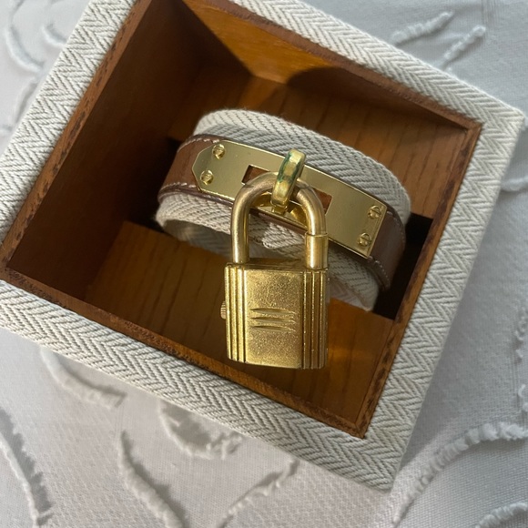 Hermès Kelly Watch , lightly worn ,in box .Price is firm🌺🌼🌸 - Picture 7 of 10